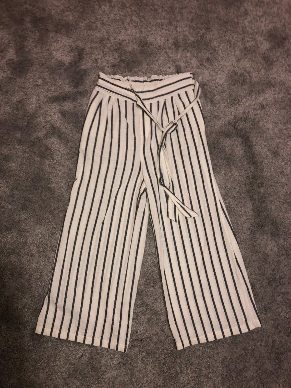 Cropped, High Rise, Linen, Striped Women's Pants, Size Small. White gray-striped